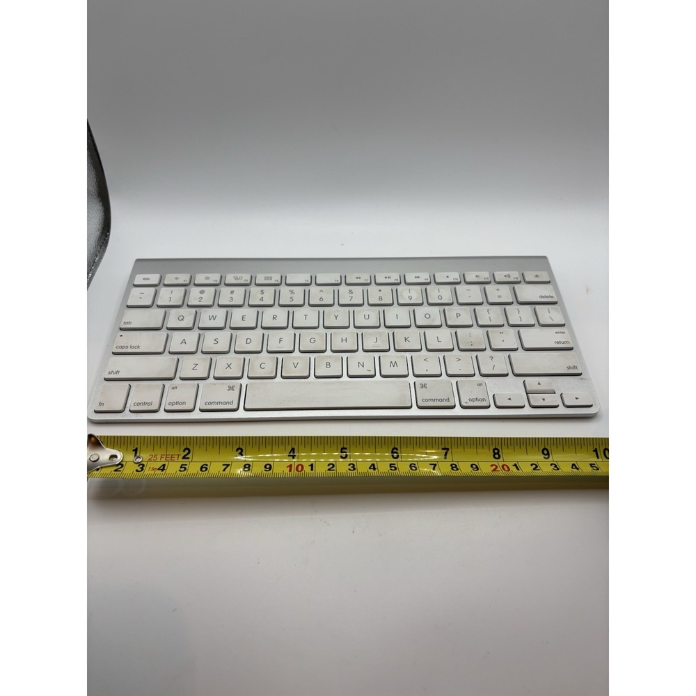 Apple Wireless Keyboard A1314‎ Bluetooth Aluminum Keyboard Power Light Comes On
